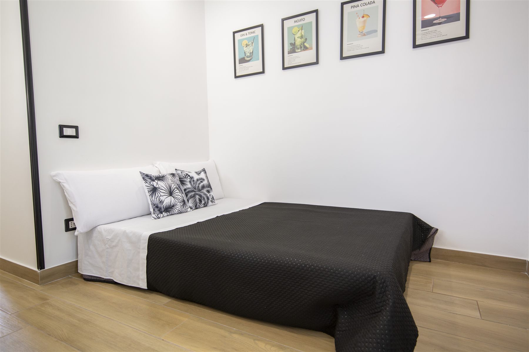 Letto della Black Forest con dettagli tropicali