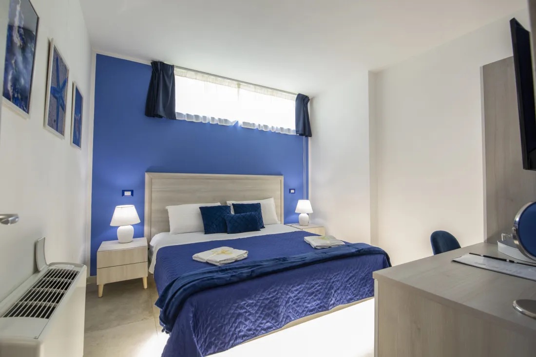 Camera Blue Ocean con letto matrimoniale e tonalità blu